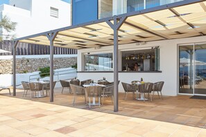 Serviço de café da manhã, culinária mediterrânea, vistas para o mar
