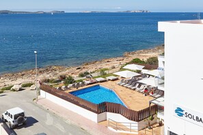 Piscina externa, guarda-sóis, espreguiçadeiras