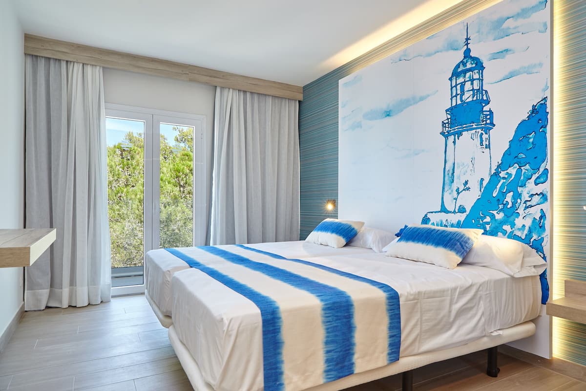 In-room safe, laptop workspace, blackout drapes, soundproofing
