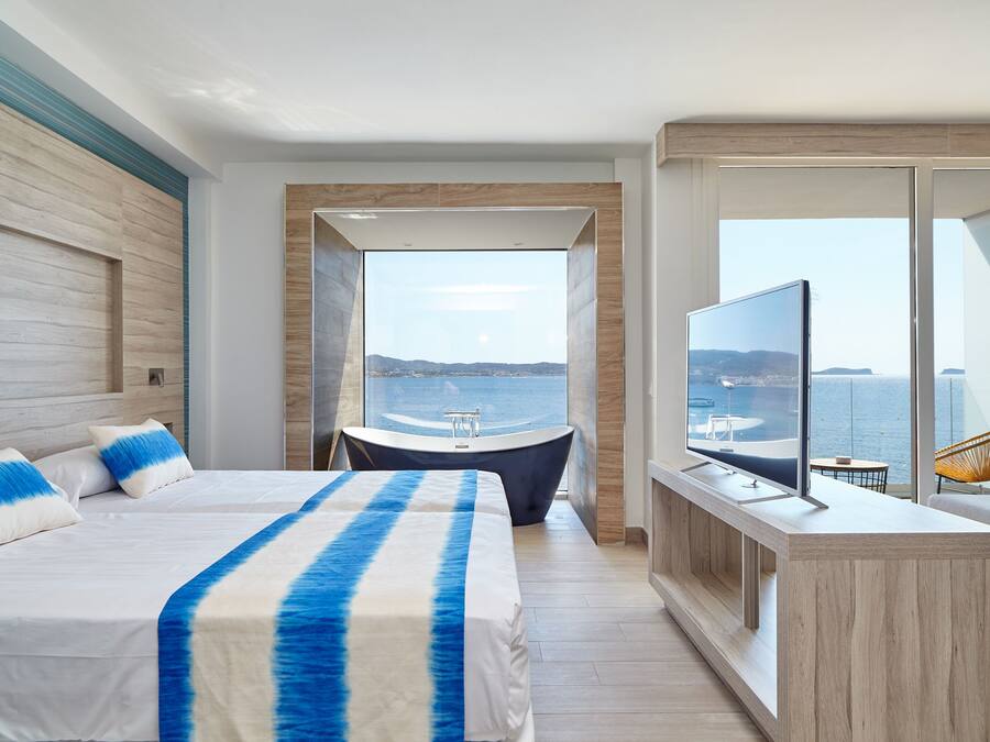 Studiosuite, spabadekar, sjøutsikt | Safe på rommet, skrivebord for bærbar PC og blendingsgardiner