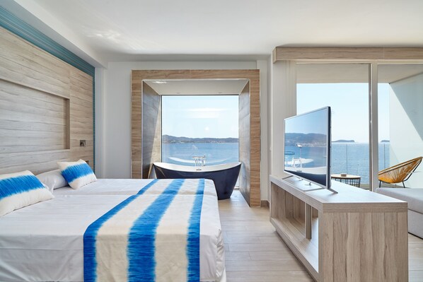 Studio Suite, Hot Tub, Sea View | In-room safe, laptop workspace, blackout drapes, soundproofing