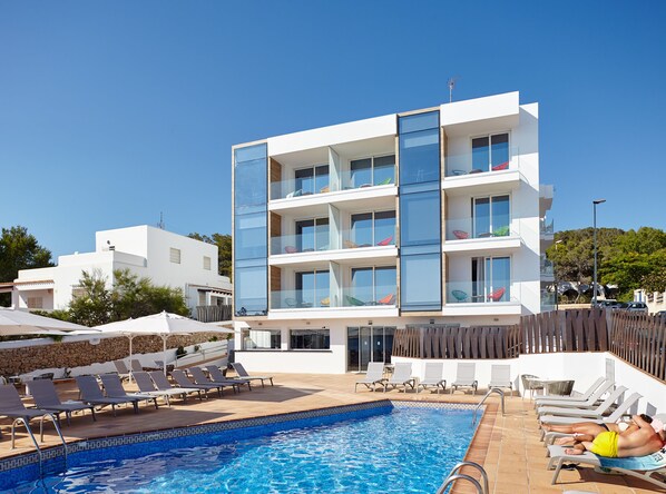 Piscina externa, guarda-sóis, espreguiçadeiras