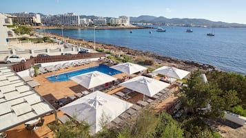 Außenpool, Sonnenschirme, Liegestühle