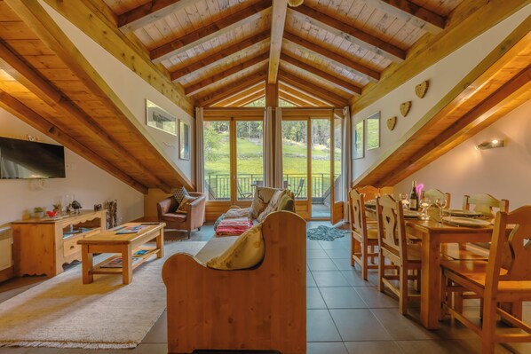 Căn hộ dành cho gia đình, nhiều phòng ngủ, 2 phòng tắm (Vallorcine Loriaz 44 ski in / ski out) | Phòng khách | TV màn hình phẳng, các kênh phim chiếu ra mắt, sàn nhà có sưởi 