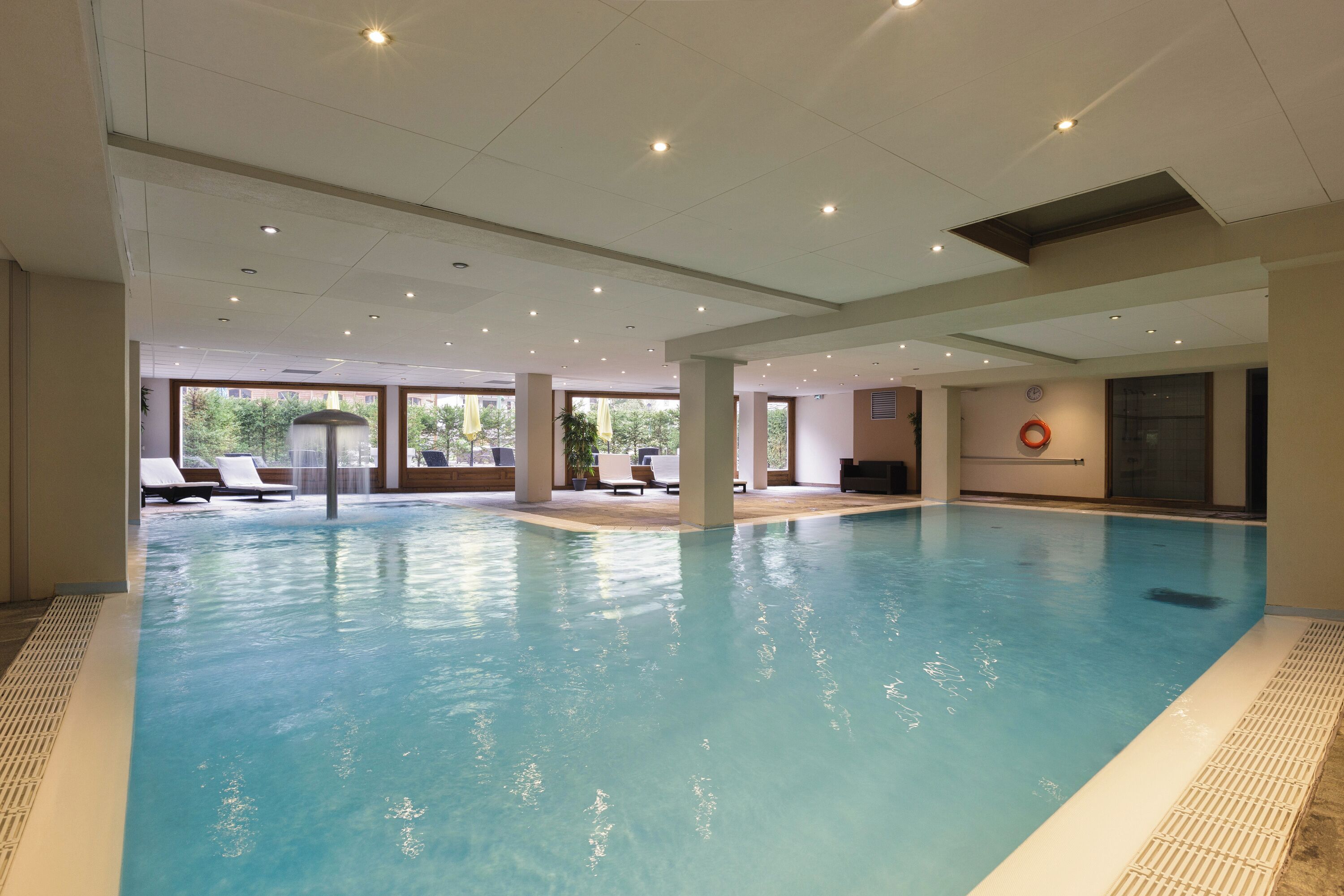 Indoor pool, seasonal outdoor pool, sun loungers