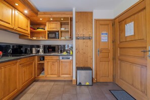 Apartament familiar, 1 dormitori (Vallorcine Balme 06 Ski In / Ski Out) | Cuina bàsica privada | Frigorífic gran, microones, forn i placa de cuina 