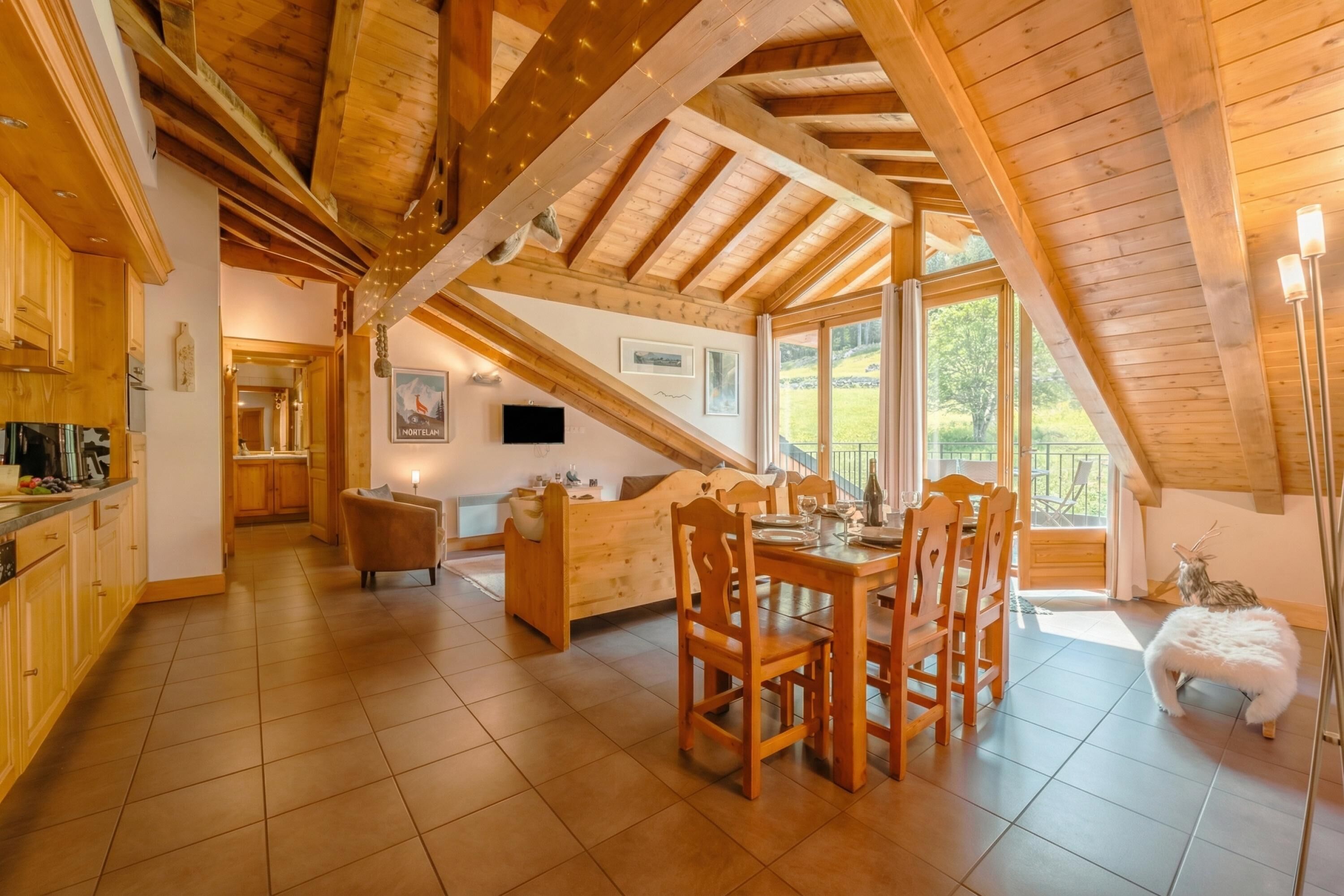 Family Apartment, Multiple Bedrooms, 2 Bathrooms (Vallorcine Loriaz 44 ski in / ski out) | Dining
