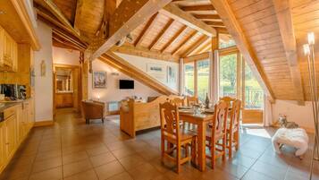 Family Apartment, Multiple Bedrooms, 2 Bathrooms (Vallorcine Loriaz 44 ski in / ski out) | Dining