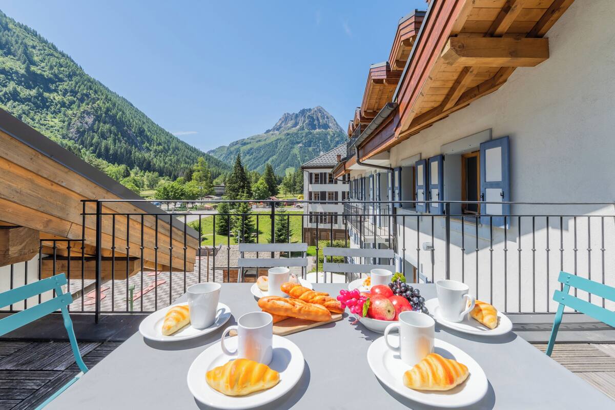 Appartement Familial, 2 chambres, balcon (V Loriaz 32: Beside Ski Lift; Pool,) | Restauration extérieure