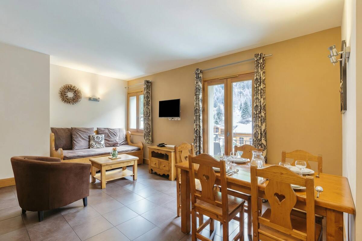 Appartement Familial, 2 chambres, balcon (V Buet 42: Beside Ski Lift; Pool,) | Coin séjour