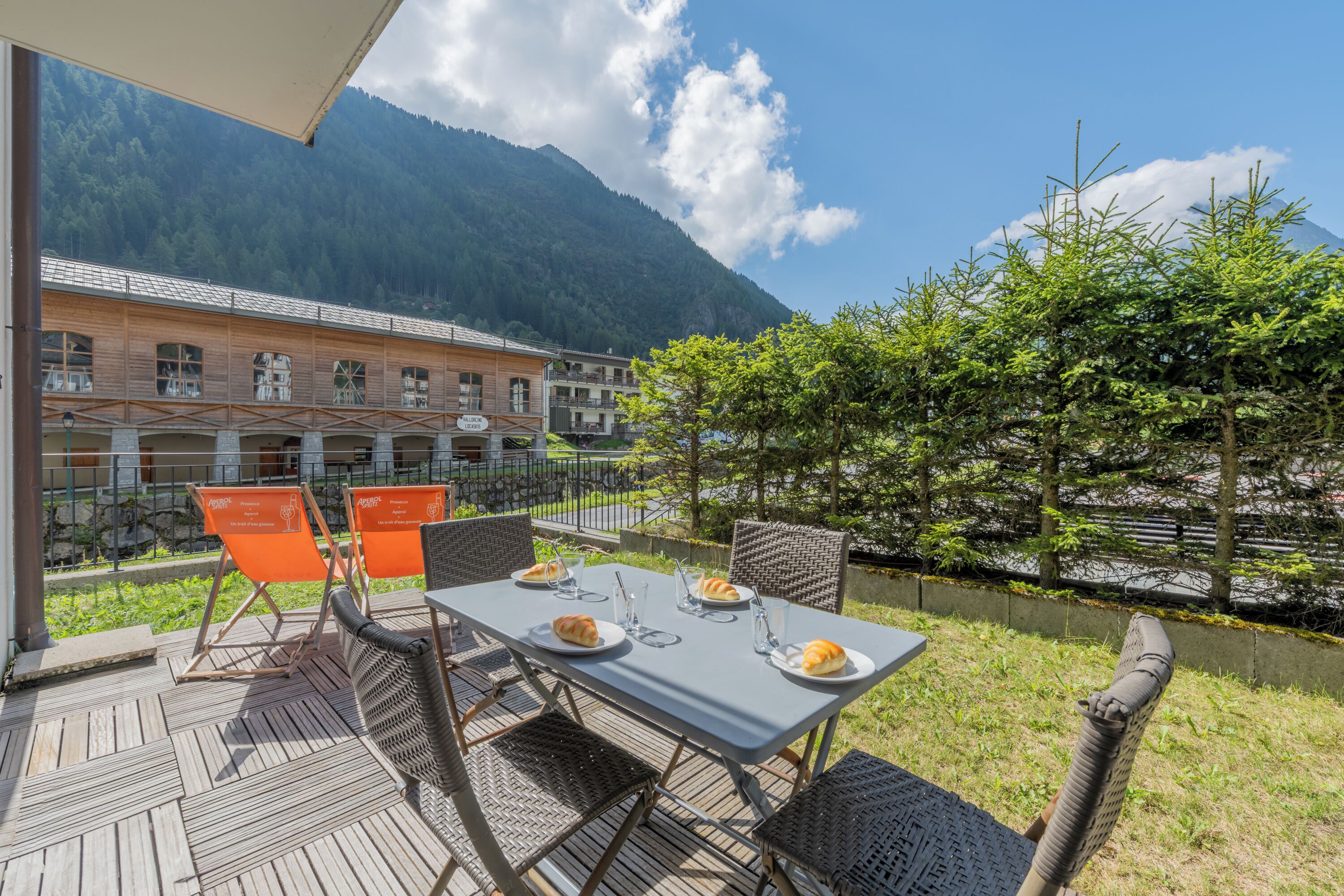 Family Apartment, Multiple Bedrooms (Vallorcine Balme 06 Ski In / Ski Out) | Outdoor dining