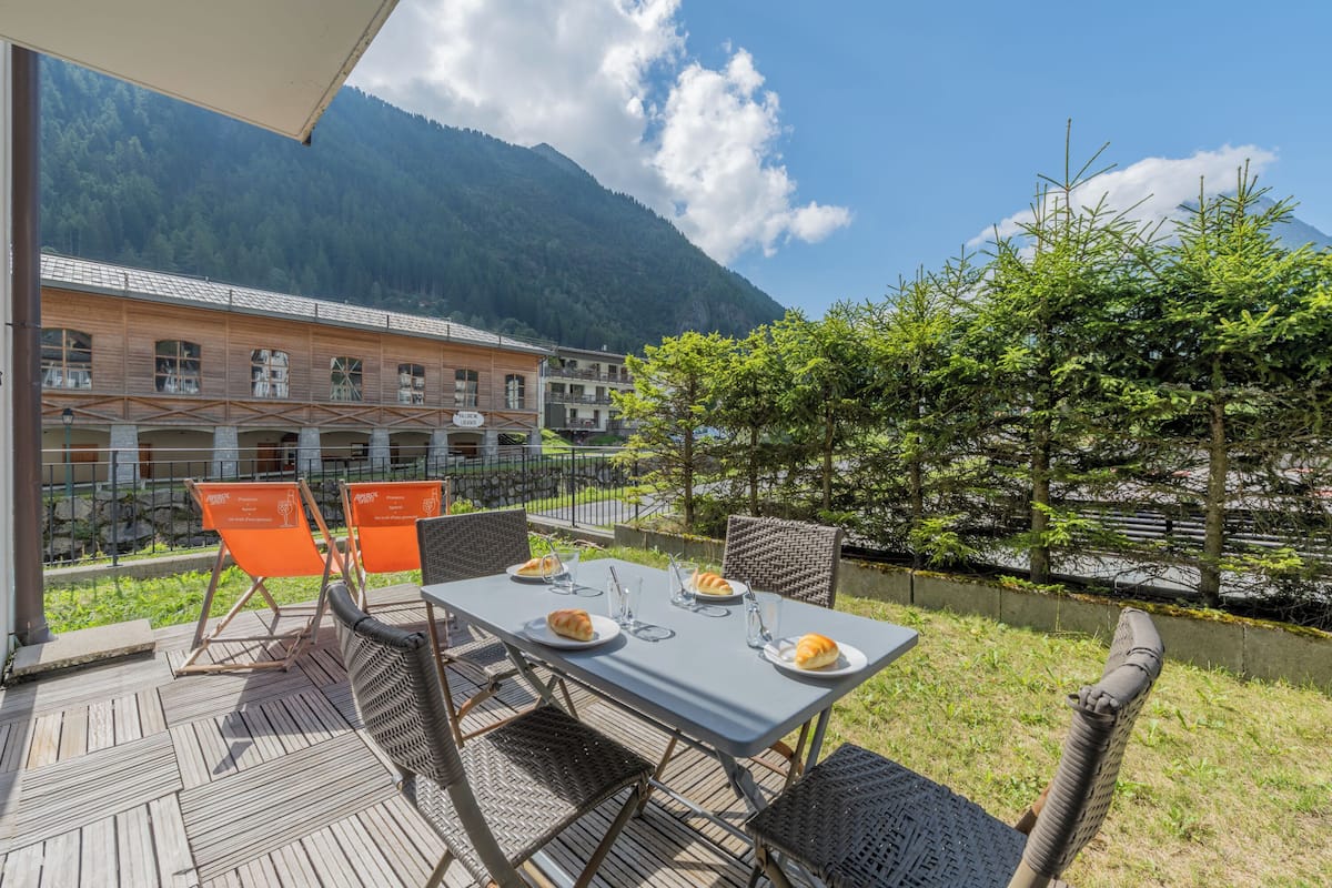 Family Apartment, Multiple Bedrooms (Vallorcine Balme 06 Ski In / Ski Out) | Outdoor dining