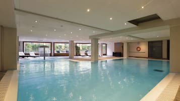 Innendørsbasseng, sesongbasert utendørsbasseng og solsenger