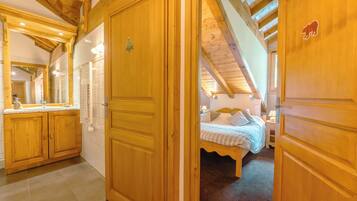Familie appartement, meerdere slaapkamers, 2 badkamers (Vallorcine Loriaz 44 ski in / ski out) | Badkamer | Een bad/douchecombinatie, gratis toiletartikelen, een haardroger