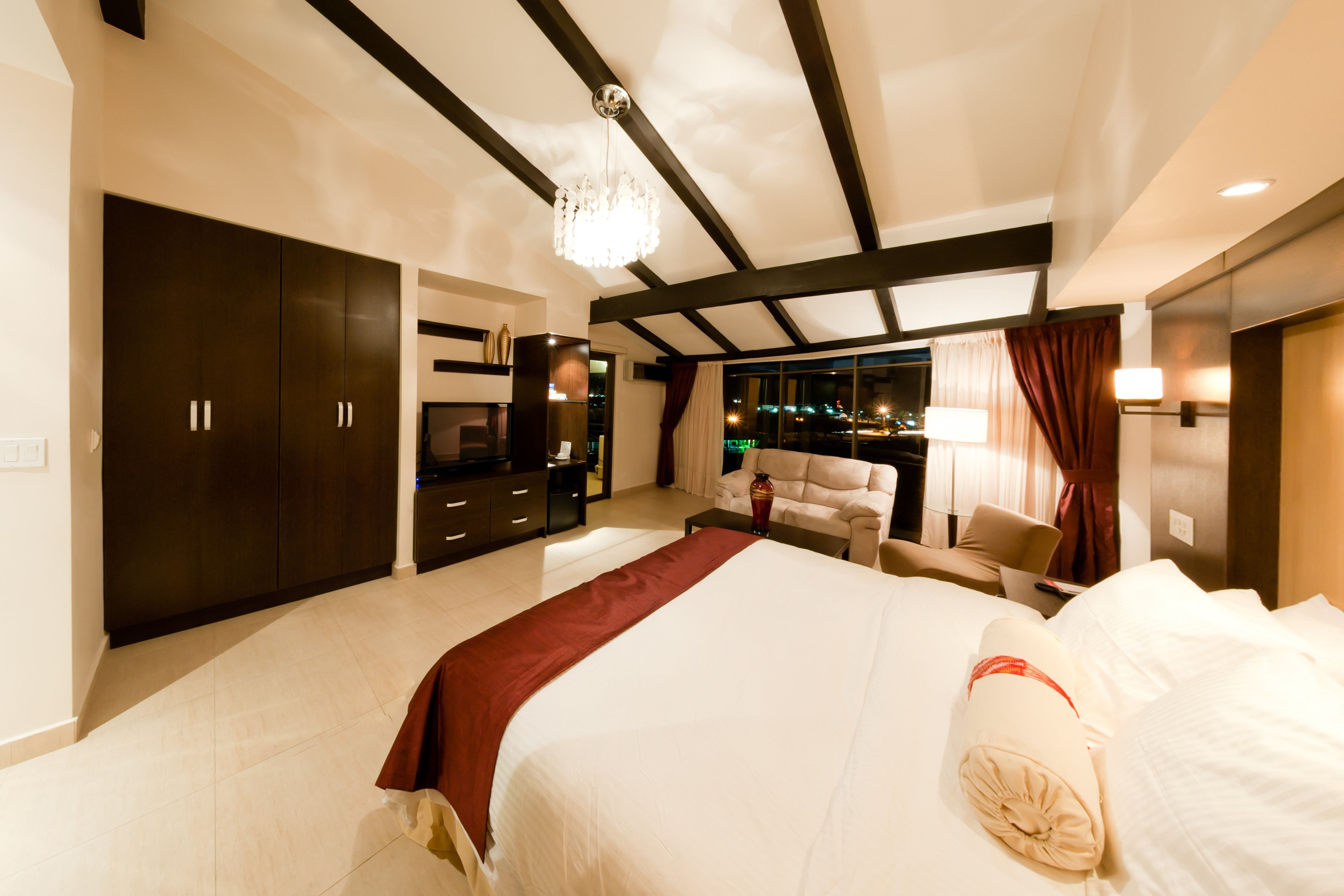 Enkeltrom – junior, 1 kingsize-seng, utsikt mot bukt | Dundyner, safe på rommet, skrivebord og wi-fi (inkludert)