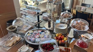 A buffet with various food items and beverages, including fruits, pastries, and dairy products. - B&b Belveliero (Trapani)