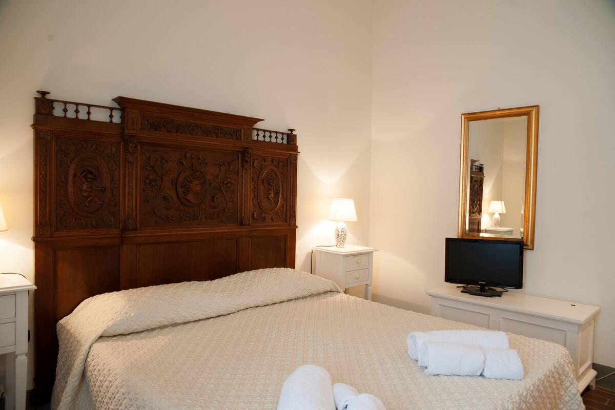 Select Comfort beds, minibar, desk, soundproofing