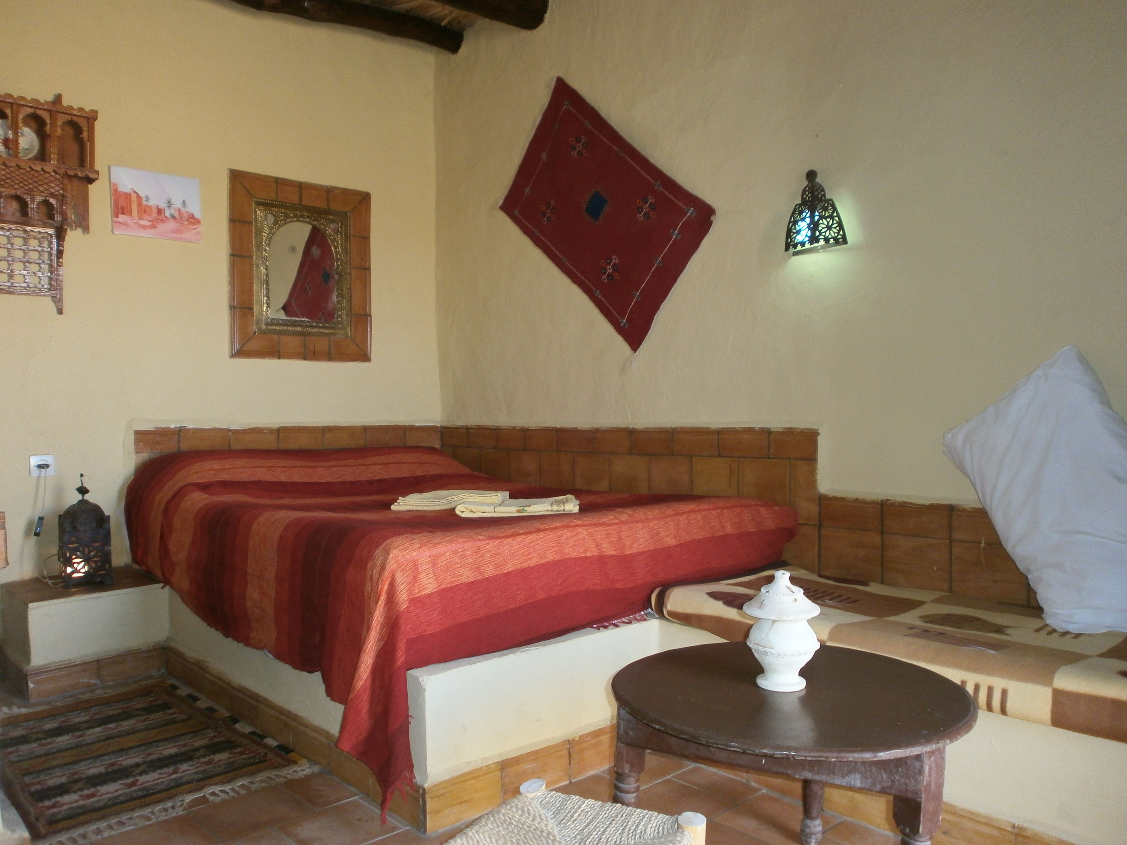 Didekorasi berbeda-beda, meja kerja, dan tirai kedap cahaya