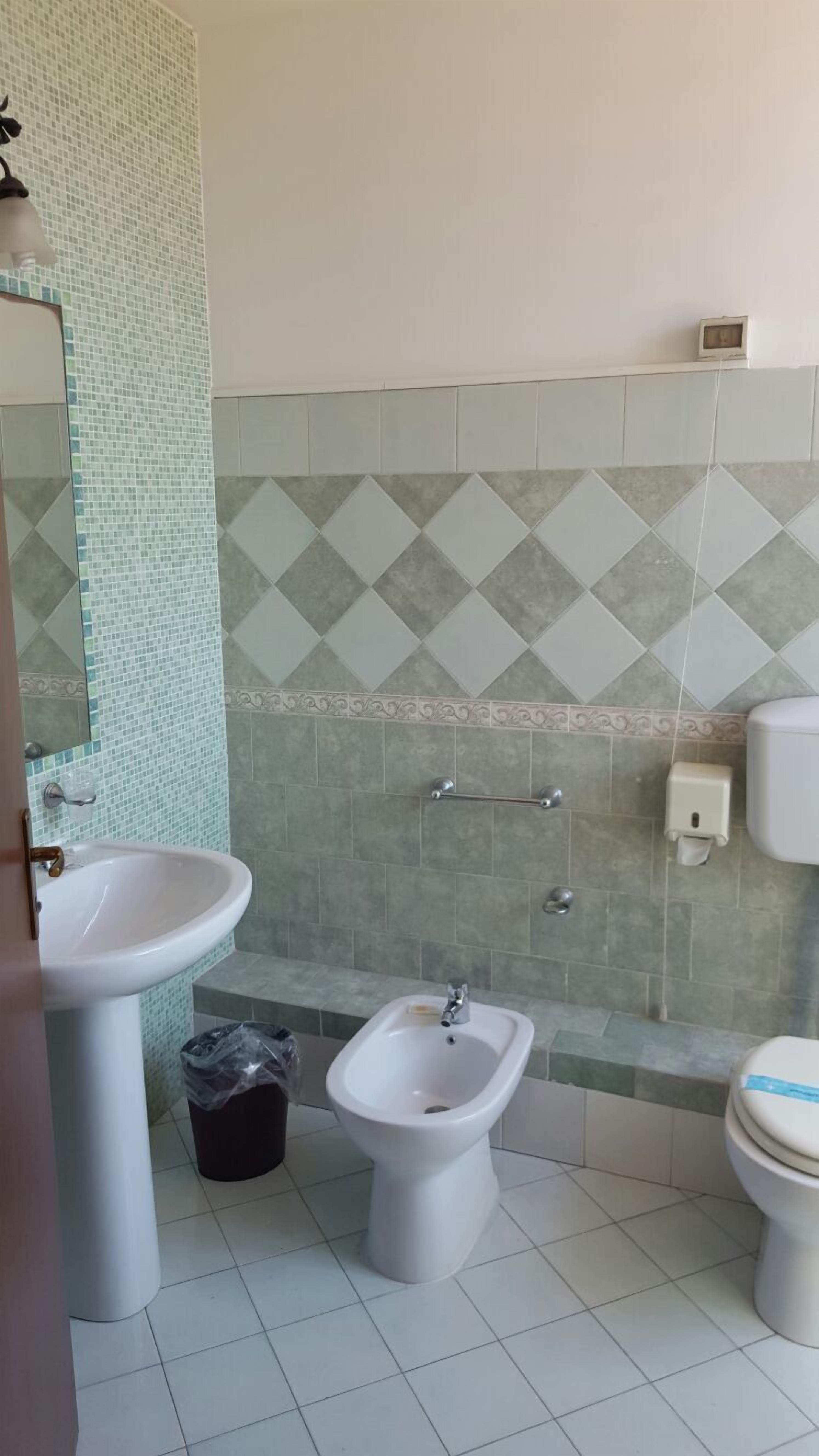 single room | bathroom | shower, bidet, towels