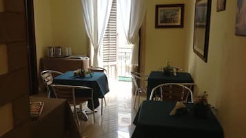 Tägliches Frühstücksbuffet (5 EUR pro Person)