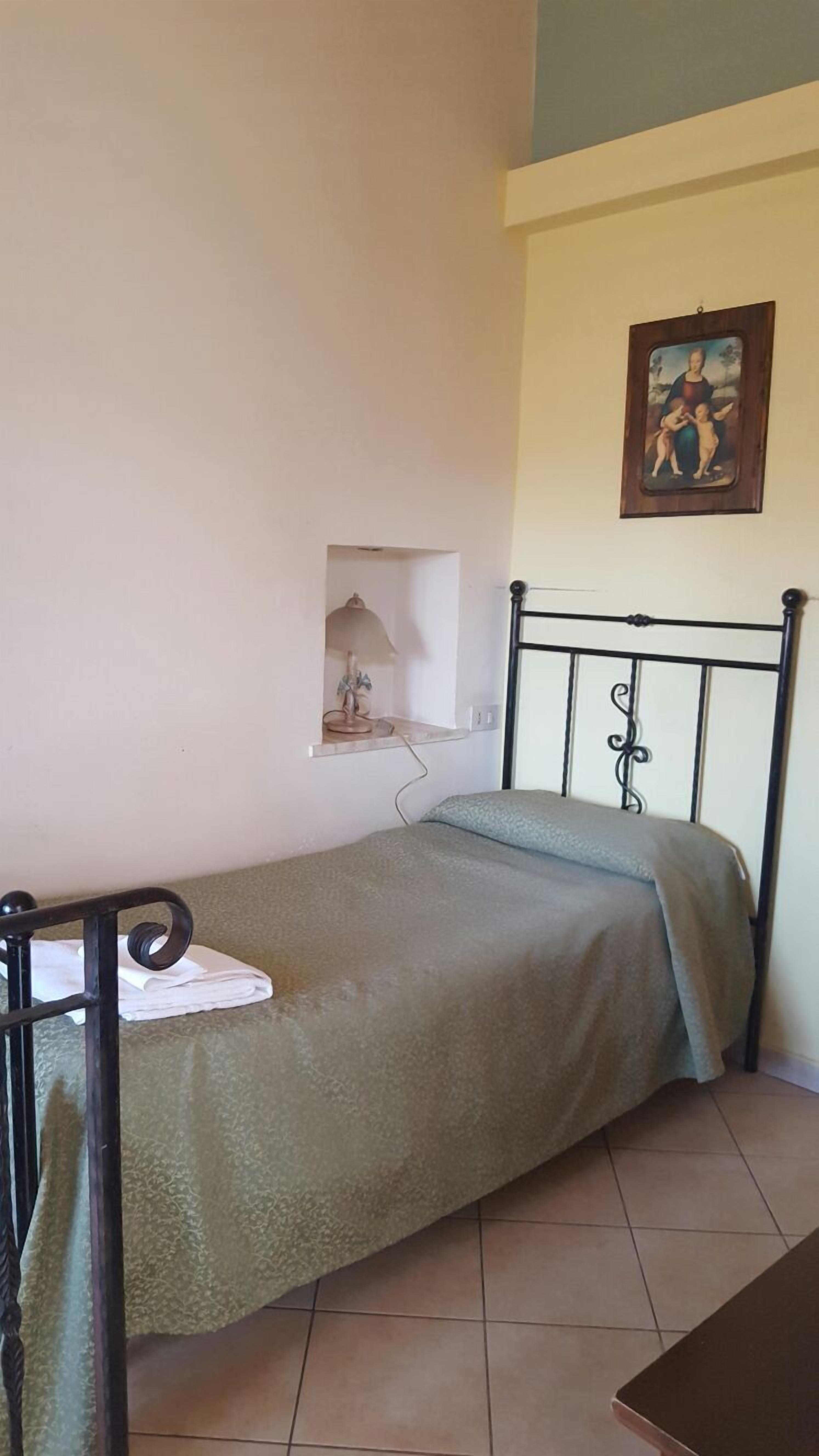 single room | premium bedding, minibar, in-room safe, desk