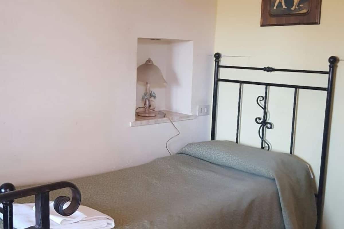 single room | premium bedding, minibar, in-room safe, desk