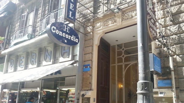 A hotel facade with a sign reading "HOTEL DEL CENTRO" and "H Concordia". - Hotel Concordia (Palermo)