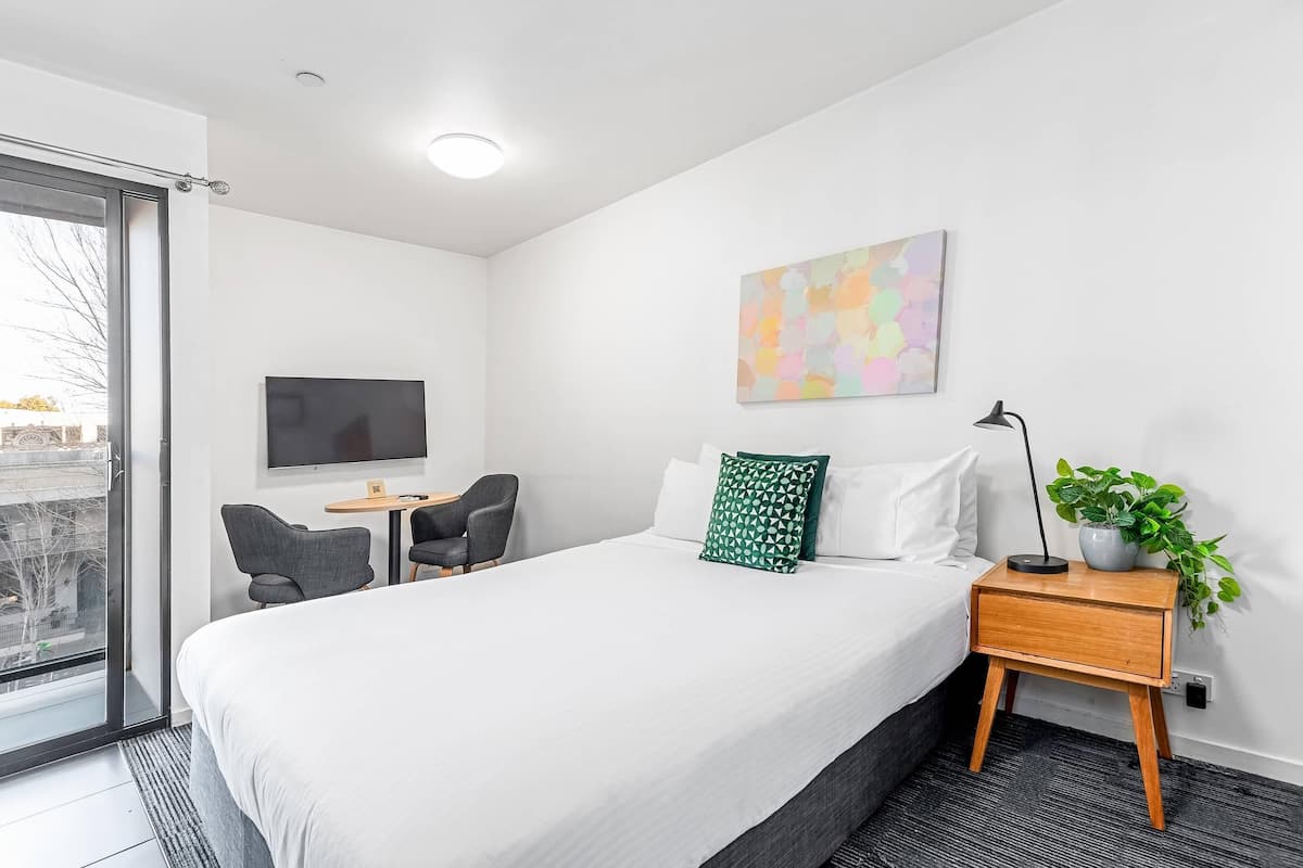 Standard Room, 1 Queen Bed, Non Smoking | Premium bedding, desk, blackout drapes, iron/ironing board
