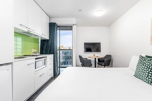 Standard Room, 1 Queen Bed, Non Smoking | Premium bedding, desk, blackout drapes, iron/ironing board - Quality Apartments North Melbourne (North Melbourne)