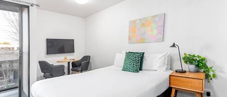 Standard Room, 1 Queen Bed, Non Smoking | Premium bedding, desk, blackout drapes, iron/ironing board