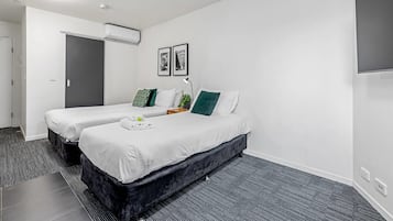 Quarto standard, 2 camas de solteiro, para não fumantes | Roupas de cama premium, escrivaninha, cortinas blackout