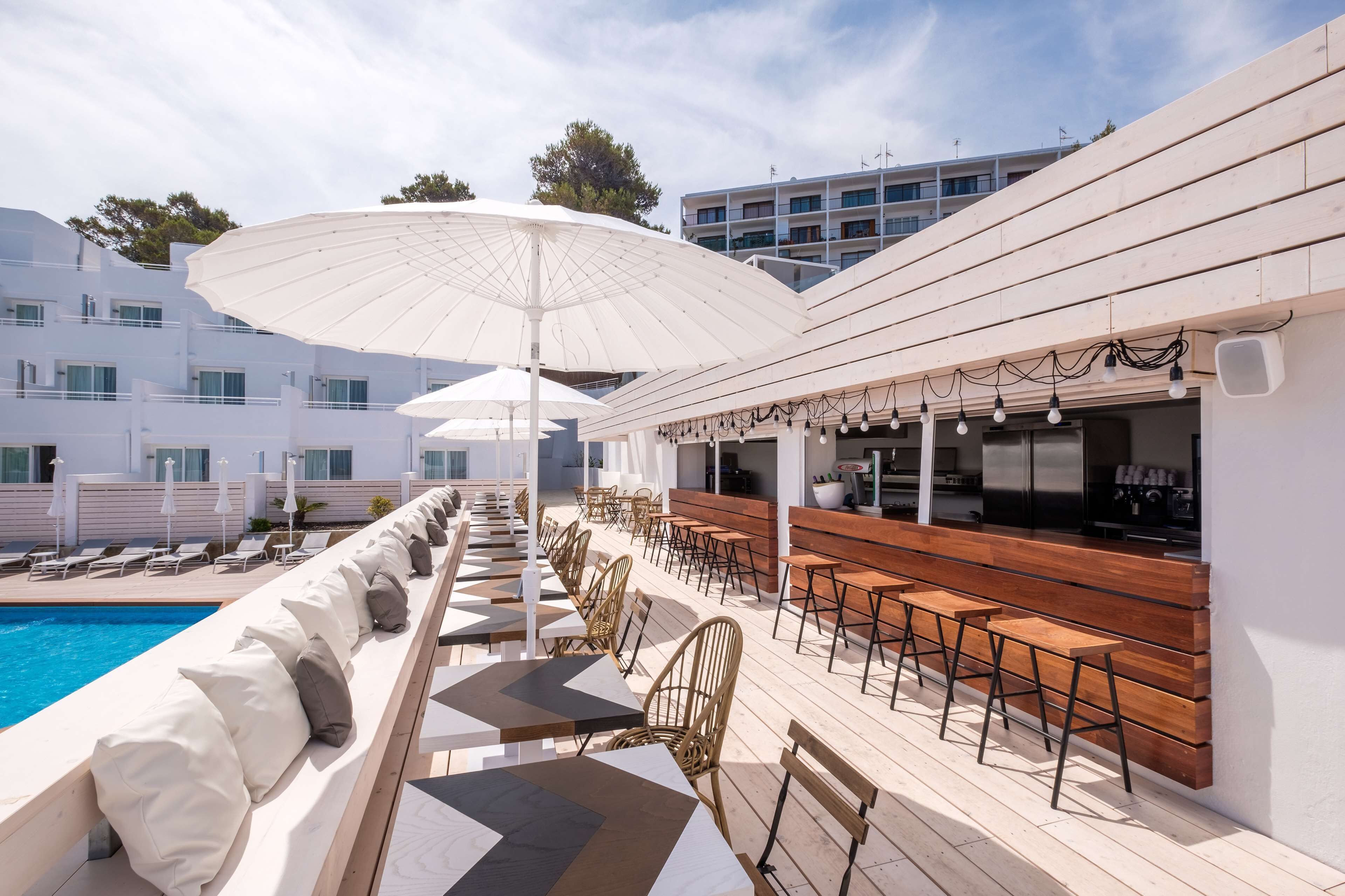 2 piscinas al aire libre, sombrillas, sillones reclinables de piscina