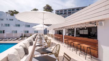2 piscinas al aire libre, sombrillas, sillones reclinables de piscina
