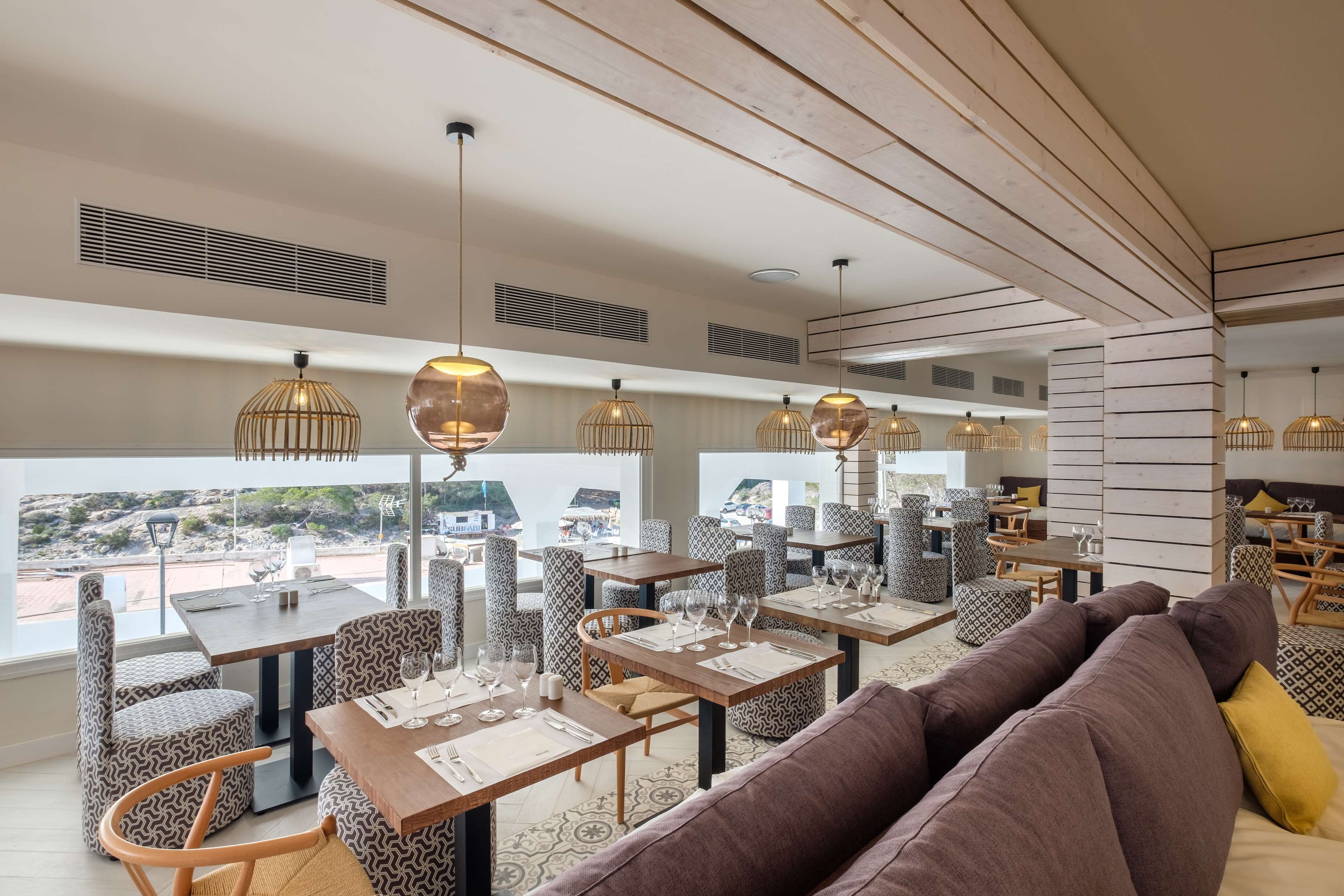 Breakfast and dinner served, international cuisine