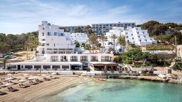 Accommodatie ligt op het strand, wit zand, strandlakens