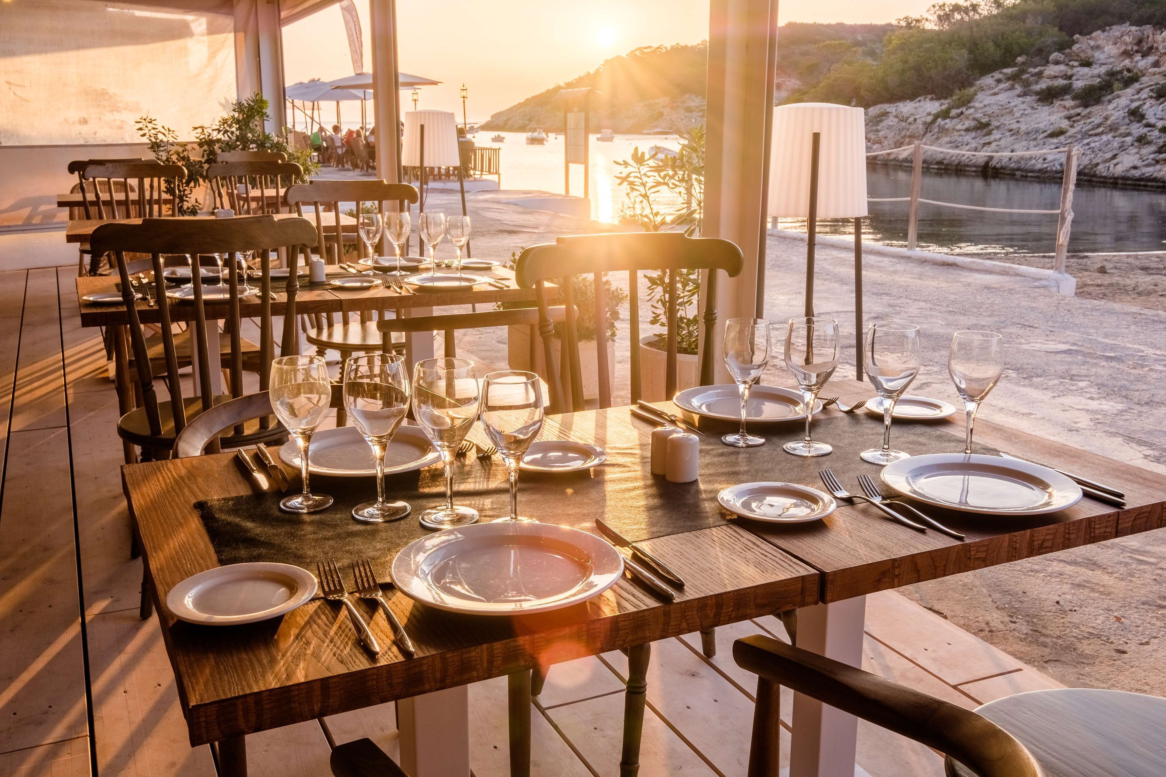 Aan het strand, wit zand, strandlakens