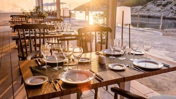 Aan het strand, wit zand, strandlakens