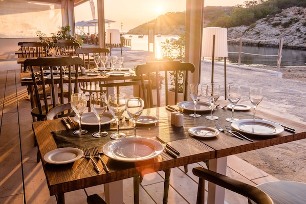On the beach, white sand, beach towels - Barceló Portinatx - Adults Only (Sant Joan de Labritja)