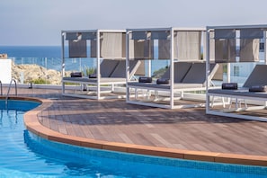 2 albercas al aire libre, sombrillas en la alberca y camastros