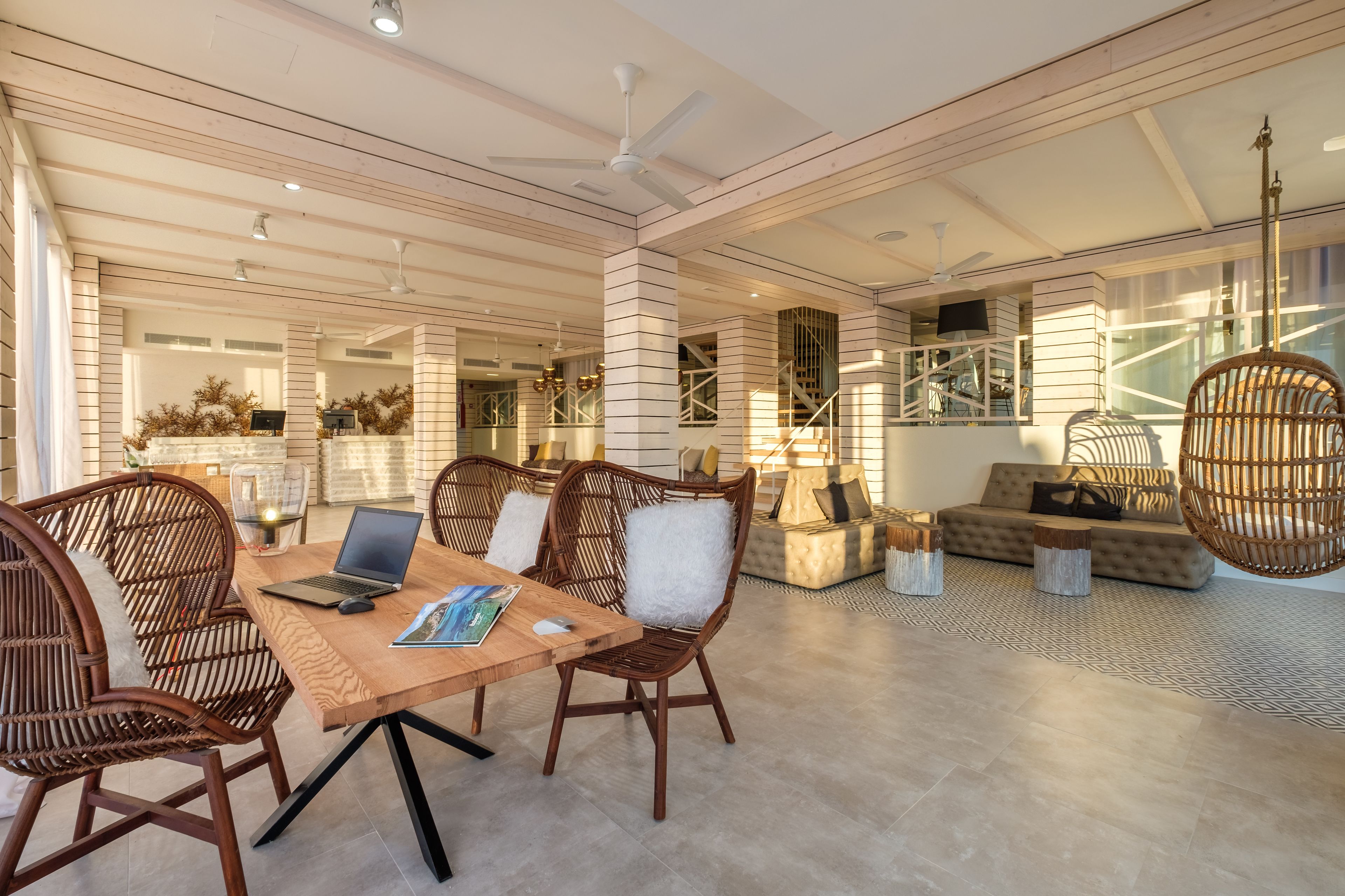 Coin salon dans le hall