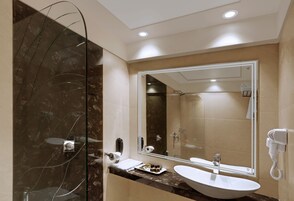 Bañera con ducha, artículos de tocador gratuitos, secador de pelo