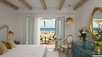 Habitación con 2 camas individuales, vista al mar | Artículos del minibar gratis, insonorización y wifi gratis