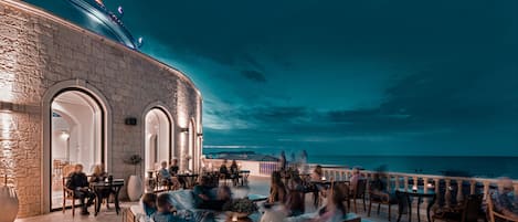 5 bars/lounges, poolside bar