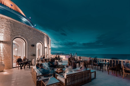 5 bares, bar junto a la piscina. Mitsis Selection Laguna