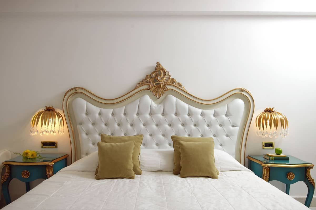 Free minibar, in-room safe, blackout drapes, soundproofing