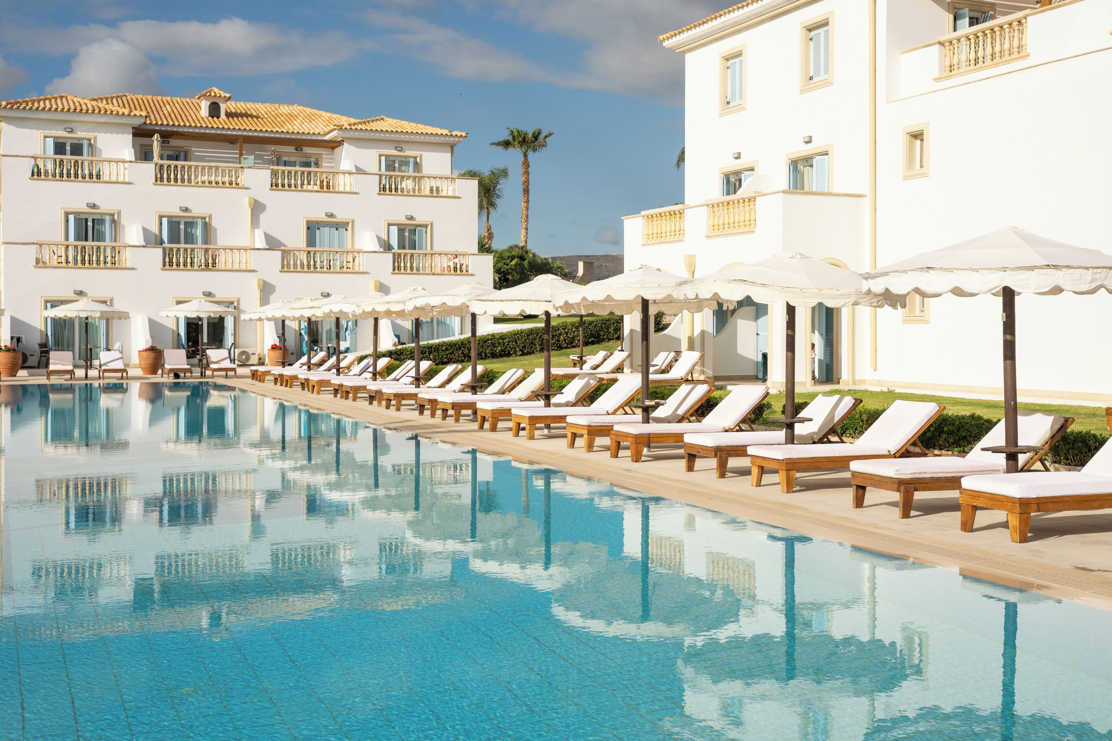 5 outdoor pools, open 8:00 AM to 7:00 PM, pool umbrellas, pool loungers