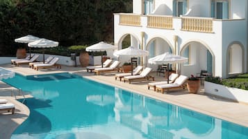 5 buitenzwembaden en ligstoelen