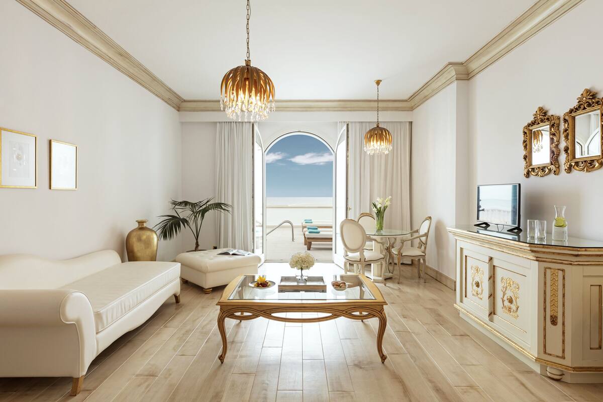 Amplia sala de estar con sofá, mesa de centro y vistas al exterior.