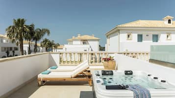 Bungalou familiar, vistes al jardí (Outdoor Whirlpool Spa) | Balcó