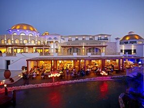 8 间餐厅，供应早餐、午餐和晚餐，地方菜